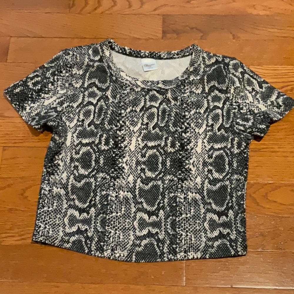 Suzette snakeskin print short sleeve crop top size extra small
